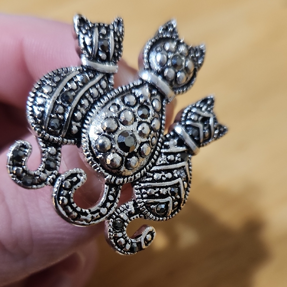 Silver Cat Pin with Intricate Design - Picture 4 of 4